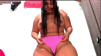 Camara Oculta A Mi Madrastra En Su Tanga Rosa Se Le Marca Su Coño Grande Y Apretado (Thong, Big Ass, Big Tits, Latina) free video