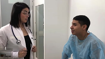 La Doctora Chupa La Polla Del Paciente, Dice Que Para Mi Tratamiento Debo Follarle Su Coño Historia Completa free video