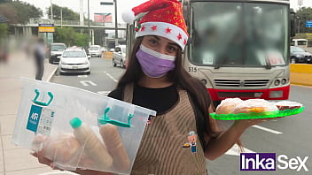 A Vísperas De Navidad, Latina Ambulante Recibe Su Pedazo De Carne free video