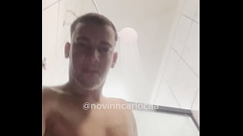 Novinho Dotado Famosinho Do Tiktok Tomando Banho De Roupa De Pau Duro Até Ficar Sem Roupa(Completo No Red) free video